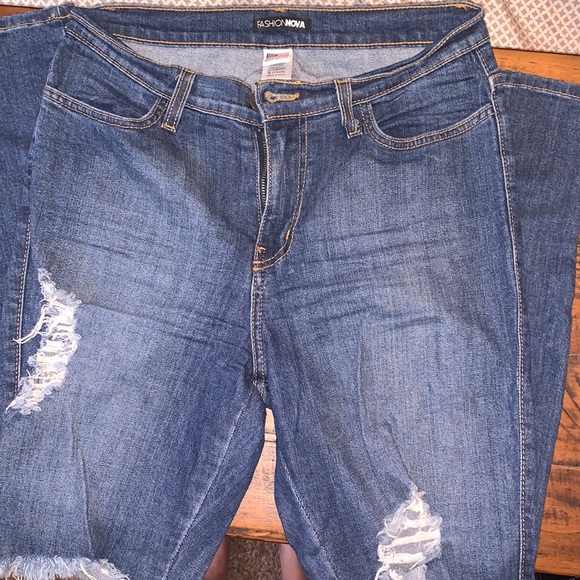 Distressed jeans - Picture 2 of 4